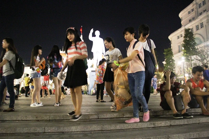 Những bạn trẻ nhặt rác sau giao thừa ở trung tâm Sài Gòn ảnh 4